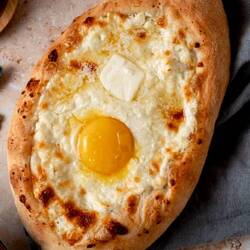 Khachapuri - Brot mit Käse, Ei und Butter