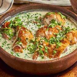 Chkmeruli - Gegrilltes Hähnchen in Knoblauch-Sahne-Soße