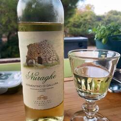 Hier kriegt man einen hervorragenden Vermentino di Gallura für 3,79 !!!