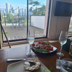 Bagelbreakfast with a view (und selbst geräuchertem Lachs vom Host)