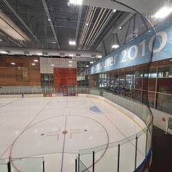 Im Community Center: kostenfrei duschen und Eishockey gucken