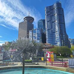 Blick hoch zum Vancouver Tower