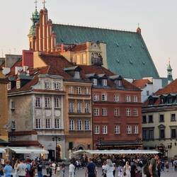 De markt met op de achtergrond de Sint Jan van Warschau
