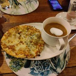 Bestellt haben wir Kürbissuppe, die kleine Pizza kam einfach als Überraschungsbeilage dazu