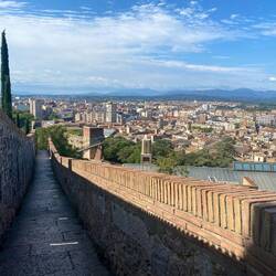 Heading back down along the wall