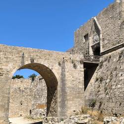 Hier laufen wir im Burggraben entlang