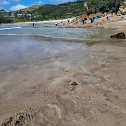 kochend heißes Wasser kommt aus dem Untergrund