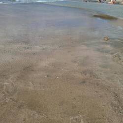 aus den runden Punkten blubbert heißes Wasser