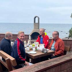 Frühstück mit Meeresrauschen und Blick aufs Wasser.