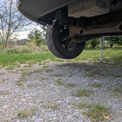 Die Plätze sind hier äußerst uneben, gut dass ich so eine tolle Stützenanlage habe.