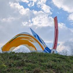 Wenigstens wird man mit Kunst beglückt