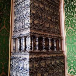 Kachelöfen hat es viele im Schloss