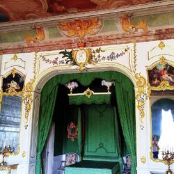 Schlafgemach. Fenster blickt auf den Garten