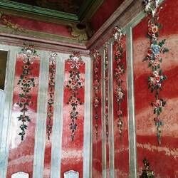 Rosenzimmer, alles aus Holz geschnitzt