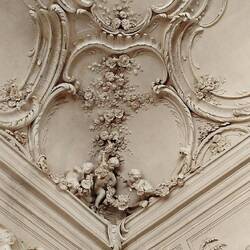 Der weiße Saal ohne Making, nur Stuck und alles in Natur