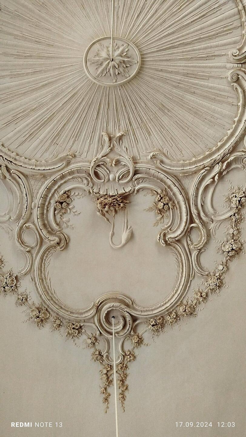 Der Storch und sein Nest plastisch dargestellt mit echtem Stroh