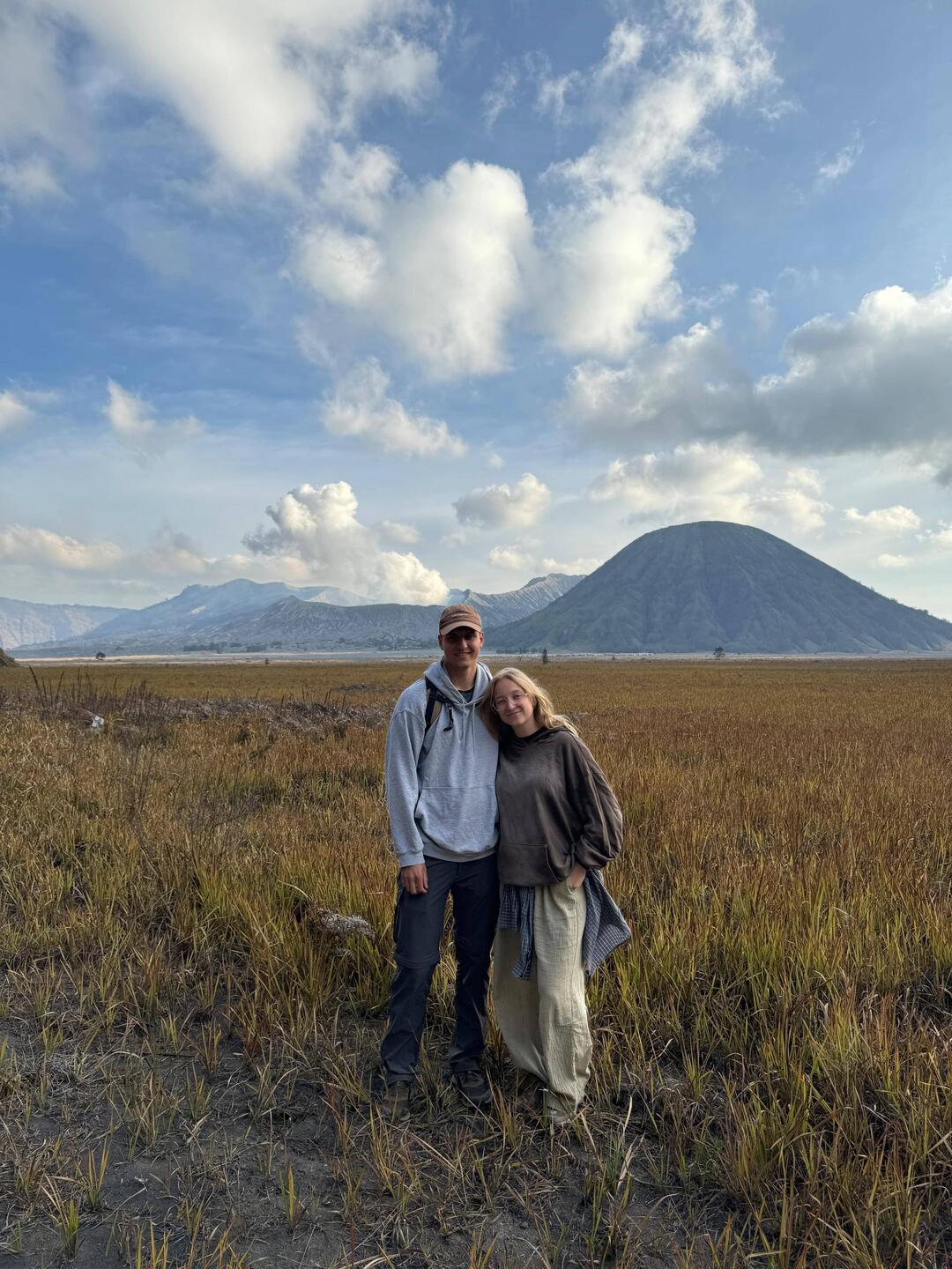 Der Mount Bromo ist, derjenige wo der Schwefel aufsteigt. Links neben dem großen Berg.