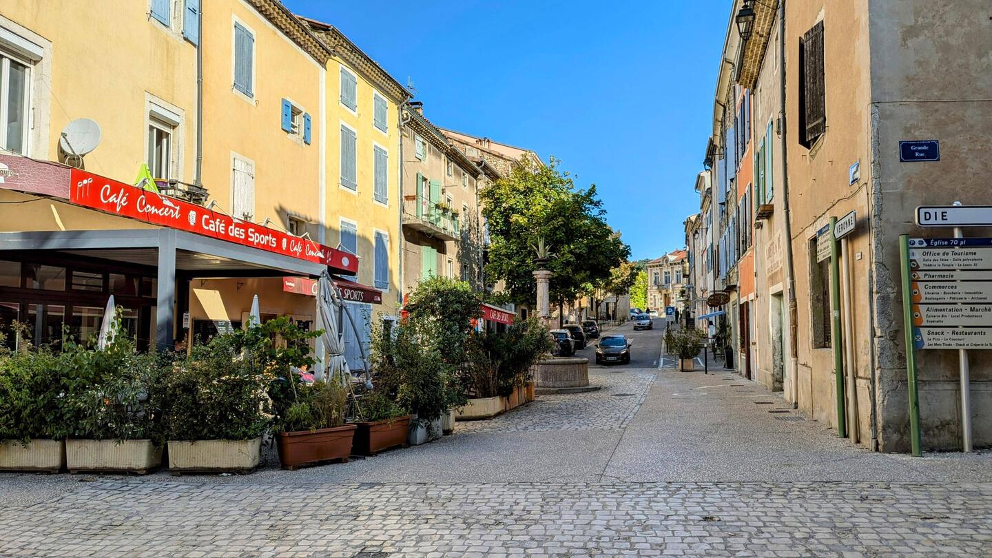 Café des Sports means Sports Bar