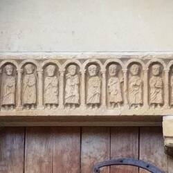 Châteauneuf (linteau de la porte latérale)