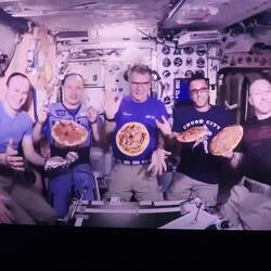 Kinospot zur Pizzazubereitung auf der ISS, sehr lustig