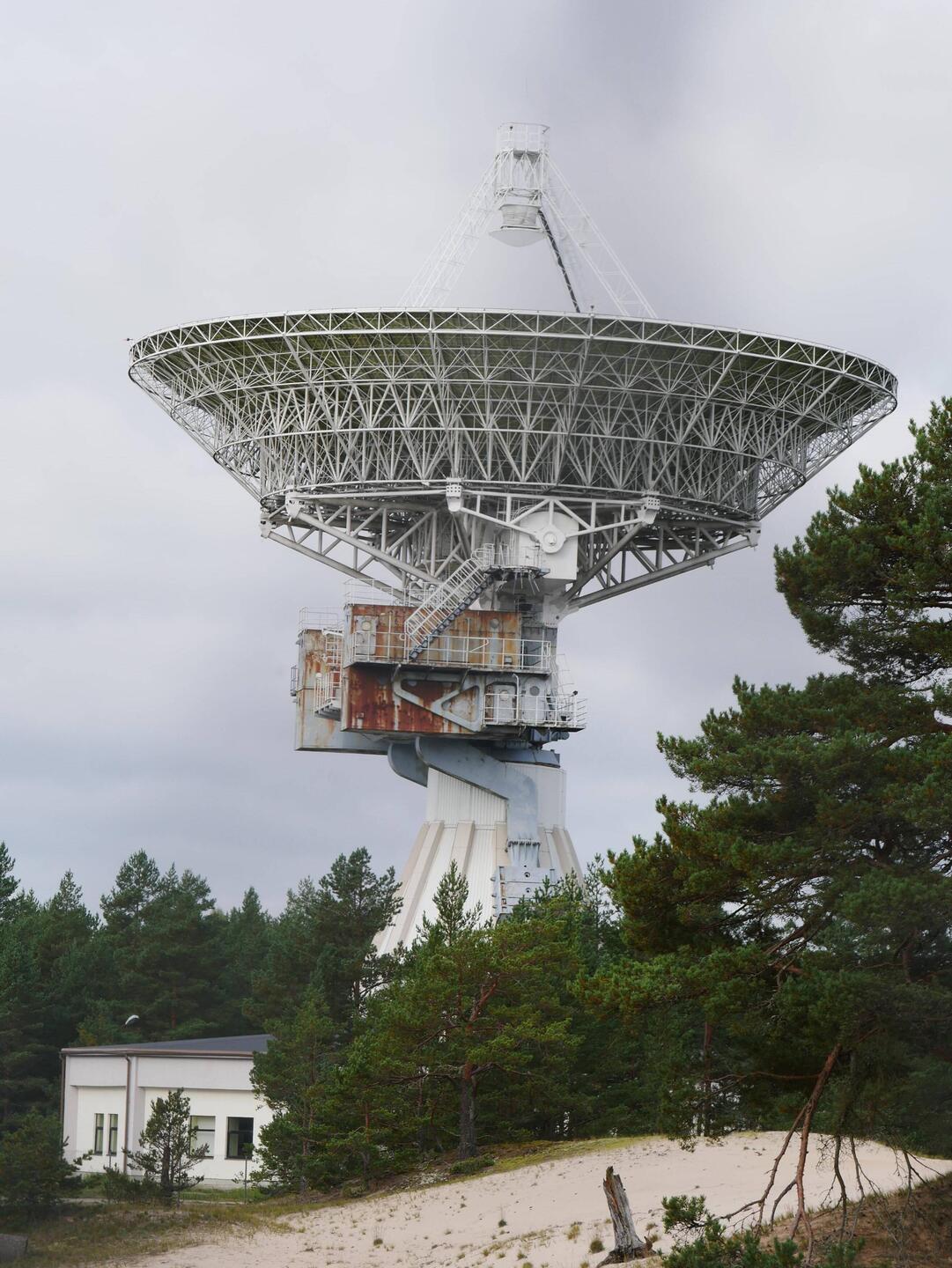 Mit 32 m Durchmesser das größte Teleskop hier.