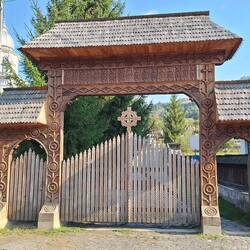Reich verziertes Holztor - typisch in der Maramureș
