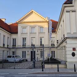 De buren van onze B&B: het kantoor van de OSCE voor mensenrechten in Polen