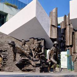 Het grote monument met nog de stijl van de Sowjet monumenten