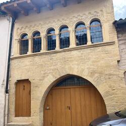 Typical cluny architecture had columned windows