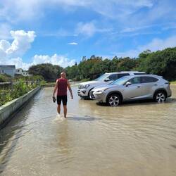 Der Weg zum Strand ist überschwemmt