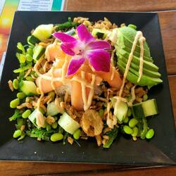 Algensalat, Lachs, Reis, grüne Bohnen und Avocado