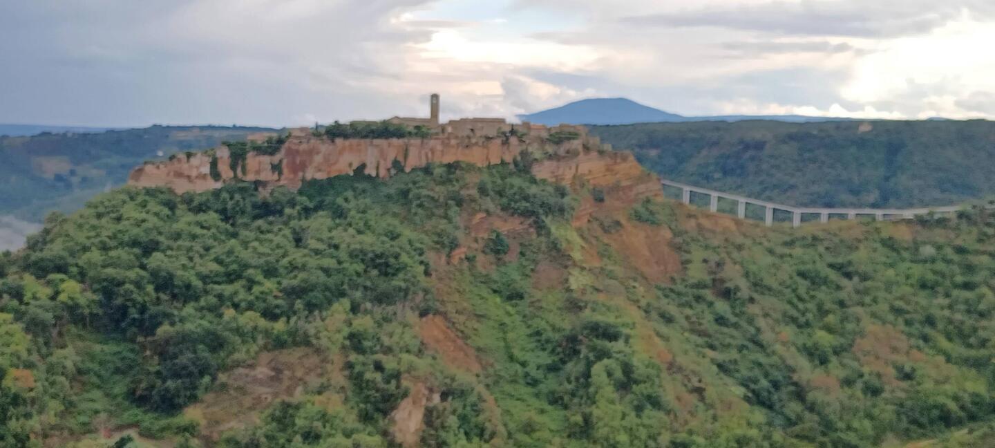 Die Sicht von Lubriano aus mit der langen Fussgängerbrücke