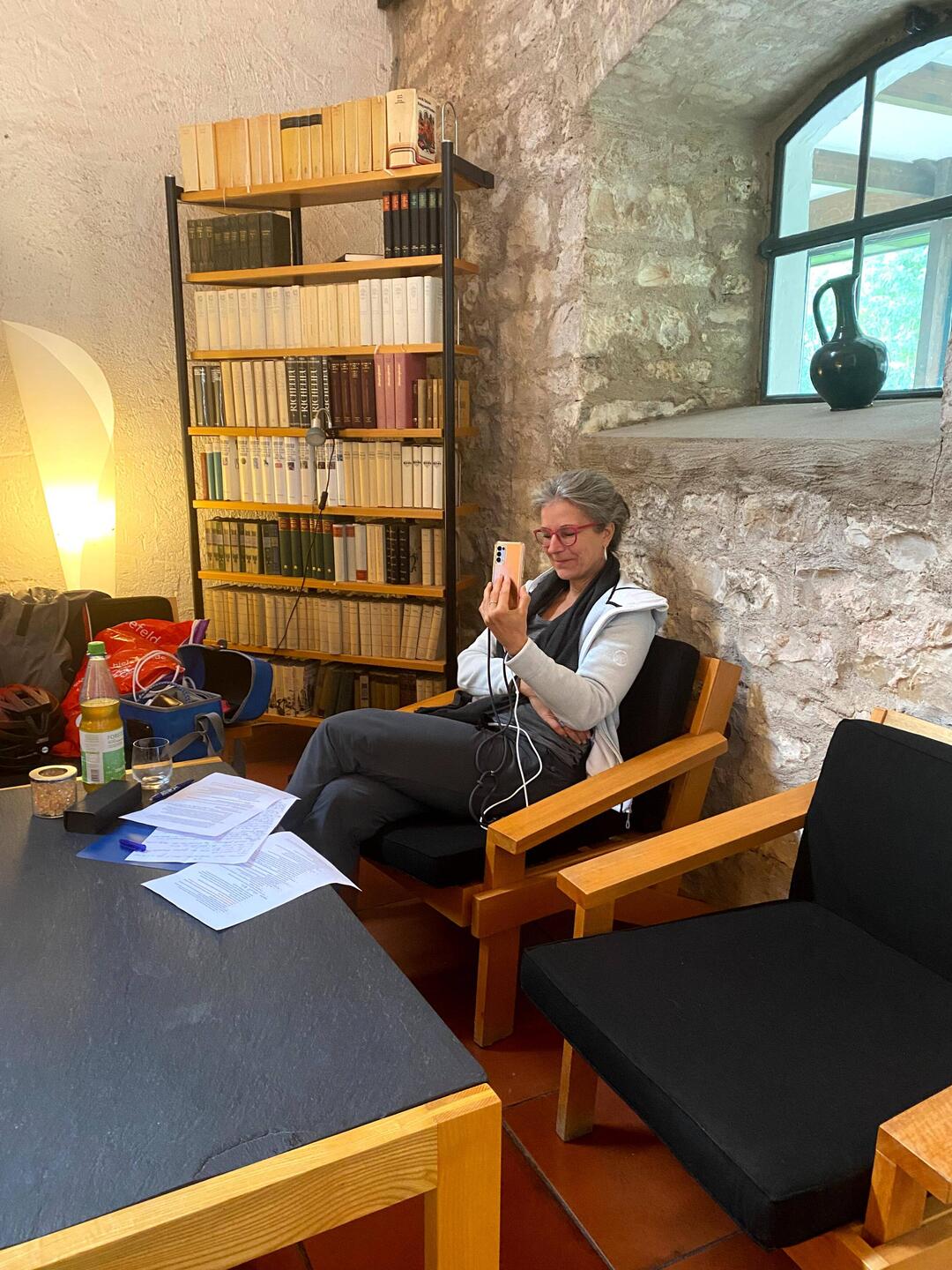Bei der Arbeit im Kaminzimmer des Stadthofs - Der Stuterei