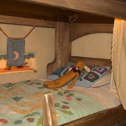 ein Kinderbett mit Kuscheltier