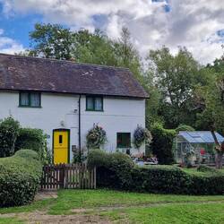 Beautiful cottage on the Kingswood Junction island