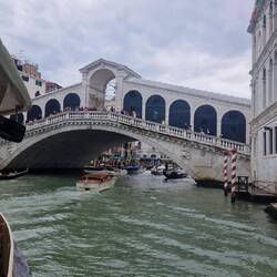 Rialto passiert man preiswert mit der Linie 1