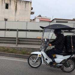 Ein Mopedfahrer auf der Autobahn
