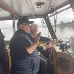 Torben i styrehus med kaptajn