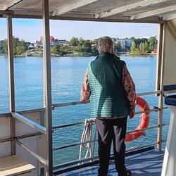 Ulla nyder turen på postbåden i Helsinki