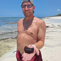 Franz hält eine Seegurke in der Hand