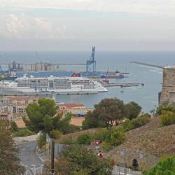 ... über eine abenteuerlich gewundene Straße ohne Gehweg ...
