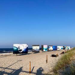 Fotoausstellung von GEO am Strand.