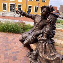 Schau, da fährt Frau GlowGlow.