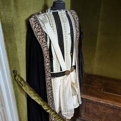 Mit extra Täschchen für die Kronjuwelen... 😂