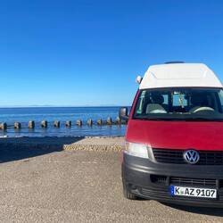 Ganz im Hintergrund sieht man Berge, das ist in etwa dort wo ich die Klippen im Sturm angeschaut hab