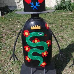 Moderne Skulpturen im Burghof von Saumur