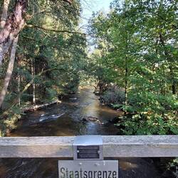 Die Grenze verläuft mitten auf der Brücke, über die Große Mühl!