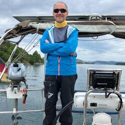 Der Skipper läßt den Autopiloten seine Arbeit tun