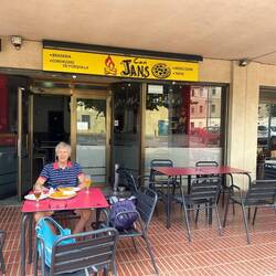 Paused for pizza & beers at a super tiny place in Bonmatí