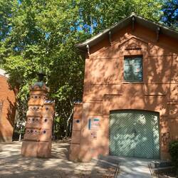 Heading through a huge beautiful park - Jardin de la Devesa